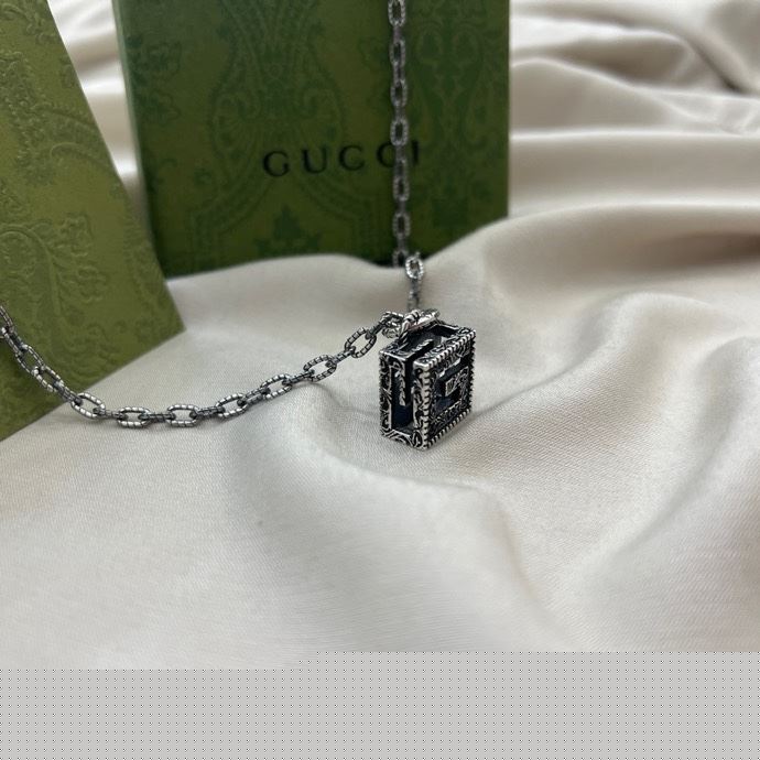 G*u*i necklaces